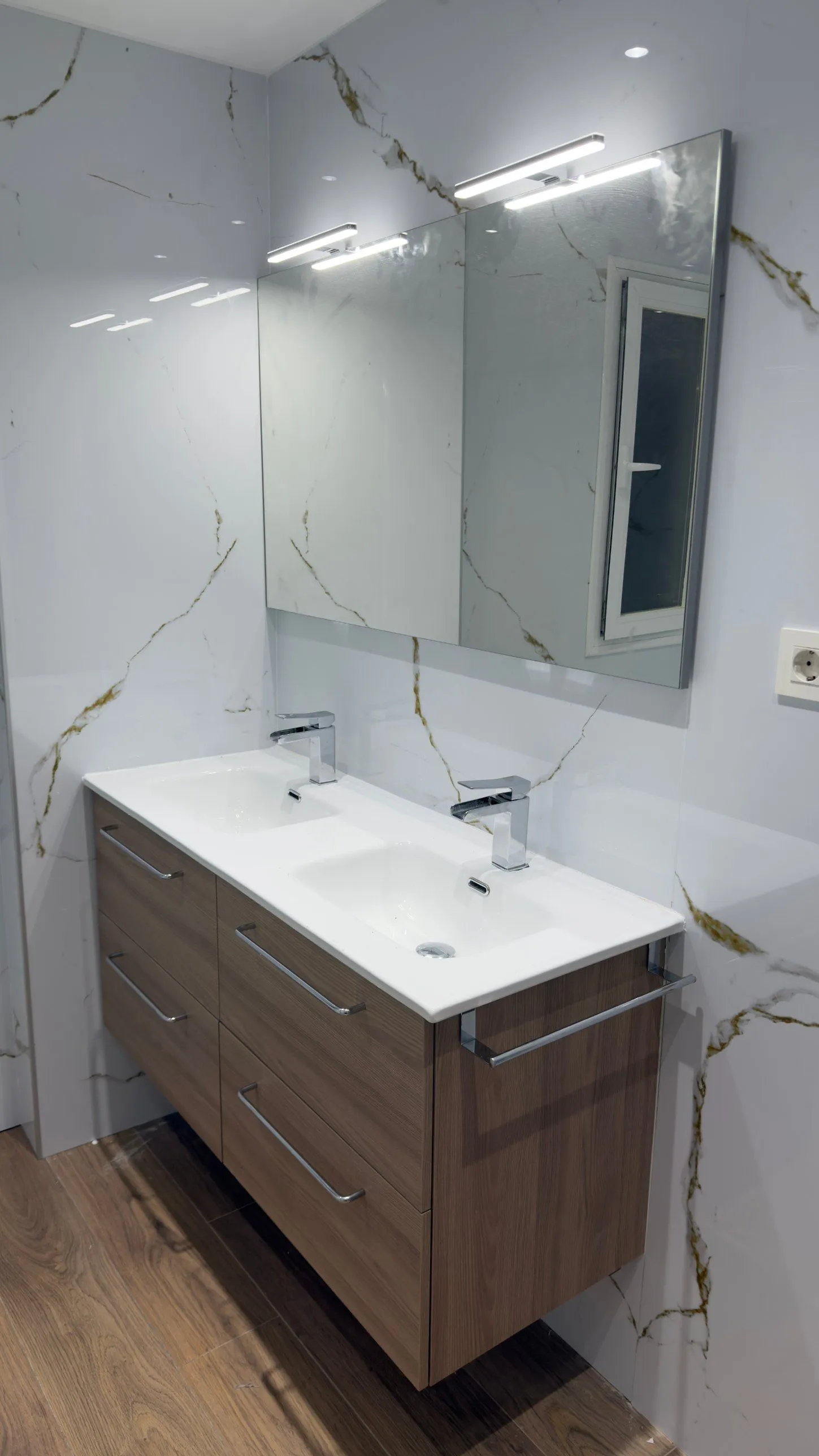 Mueble de baño suspendido de doble lavabo con cajones en acabado madera