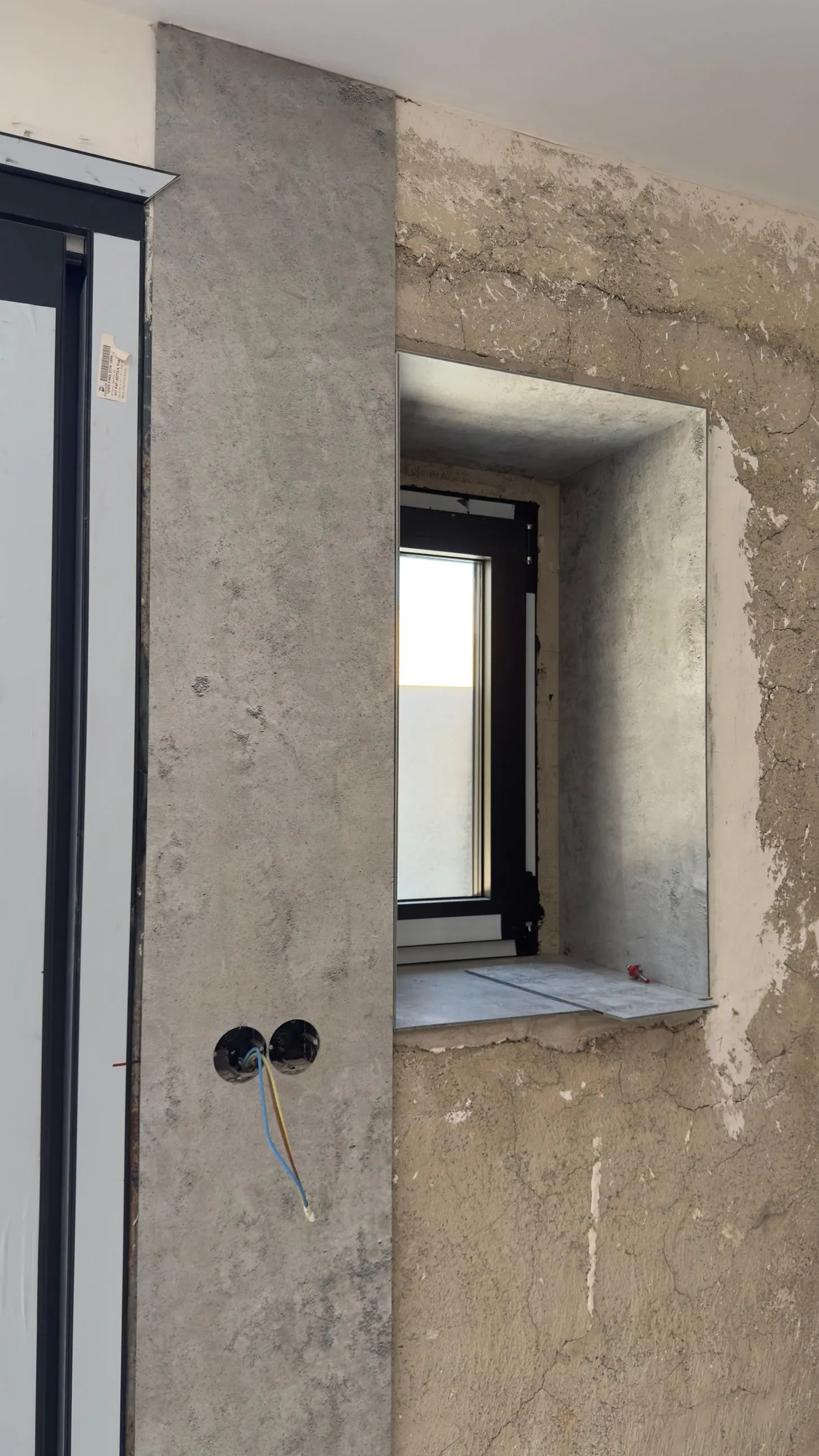 Pared de cocina a medio revestir: paneles Kobert In efecto cemento junto a la pared original